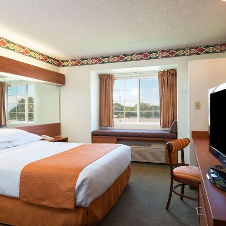 Microtel Inn And Suites Pueblo Ngoại thất bức ảnh